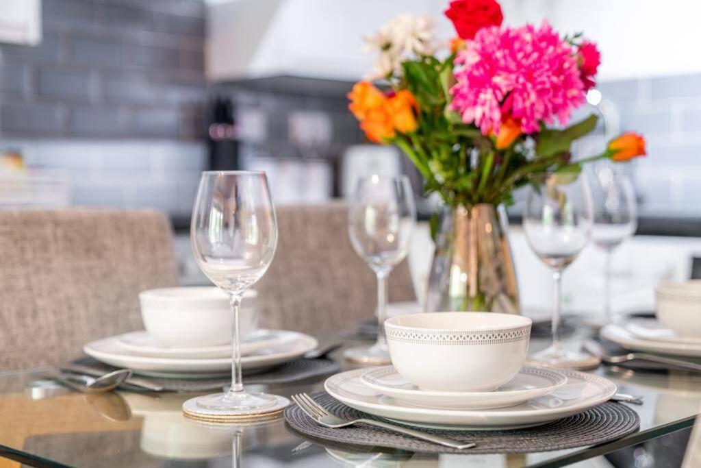 Forest View Apartment- Private Balcony เซาธ์แธมป์ตัน ภายนอก รูปภาพ