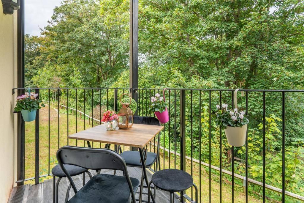 Forest View Apartment- Private Balcony เซาธ์แธมป์ตัน ภายนอก รูปภาพ